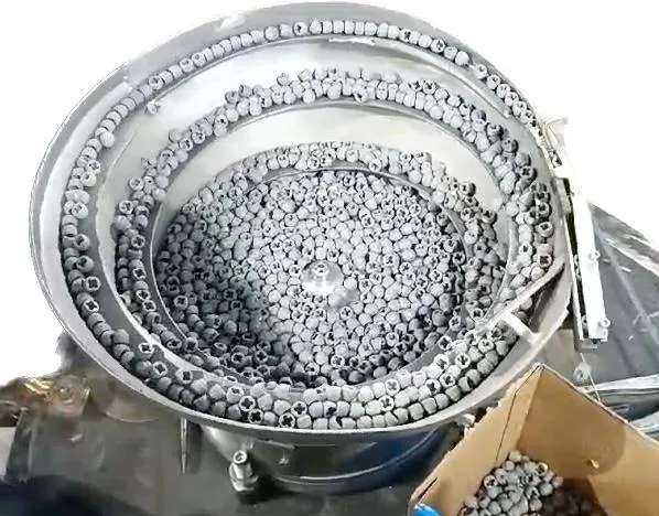 Çanak tipi vibrasyon dizicide spiral yolda sıralanan metal parçalar