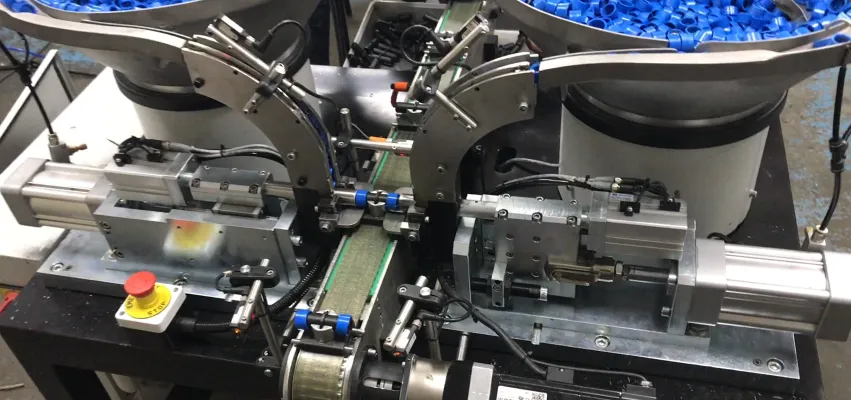 İki vibrasyon dizici çanağıyla beslenen özel yüksük çakma makinesi