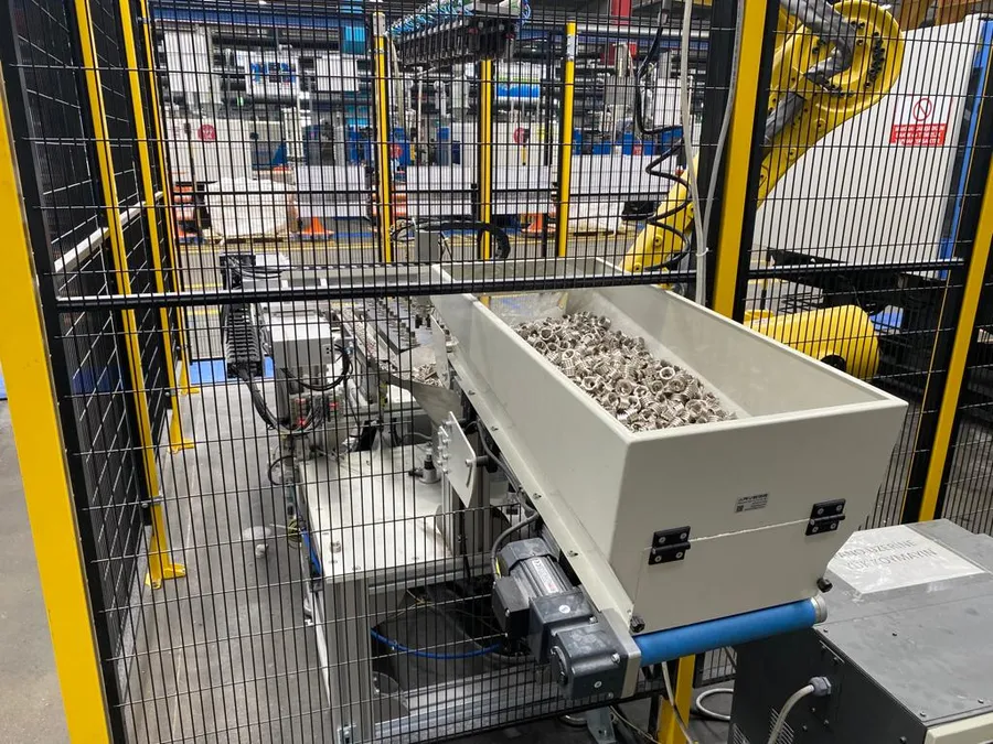 Güvenlik kafesli robot hücresine vibrasyon dizici ile parça besleme