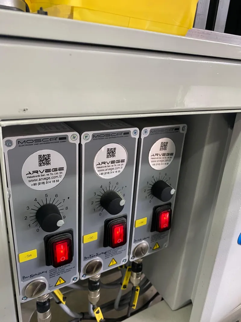 Bir montaj makinesinin panosuna monte edilmiş üç adet Mosca Elektronik vibrasyon dizici sürücüsü